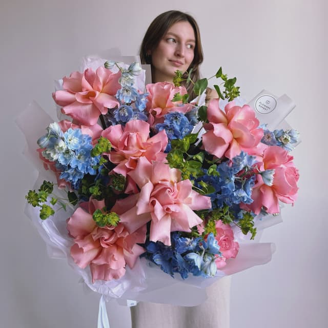 Букет с французскими розами и дельфиниумом "PEACH BREEZE"
