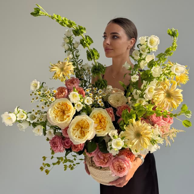 Композиция в кашпо с пионовидными розами, молюцеллой и ромашками "SICILY BLOOM"
