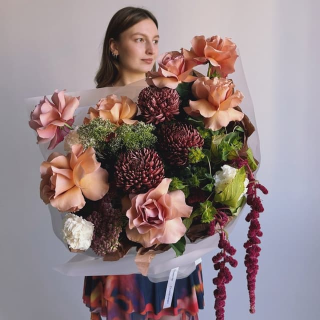 Букет с розами, хризантемами и амарантом "MOCCACHINO BLOSSOM"